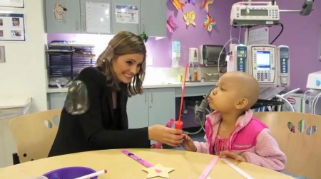 Palavras chave: cap;screencap;screen cap;2013;CHLA;visita;Children&#039;s Hospital Los Angeles;Children&#039;s Hospital LA;Stana Katic of ABC&#039;s Castle Blows Bubbles with Little Girl at Children&#039;s Hospital Los Angeles