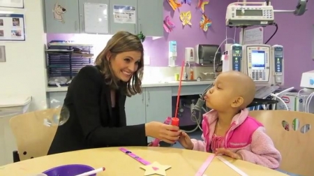 Palavras chave: cap;screencap;screen cap;2013;CHLA;visita;Children&#039;s Hospital Los Angeles;Children&#039;s Hospital LA;Stana Katic of ABC&#039;s Castle Blows Bubbles with Little Girl at Children&#039;s Hospital Los Angeles