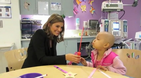 Palavras chave: cap;screencap;screen cap;2013;CHLA;visita;Children&#039;s Hospital Los Angeles;Children&#039;s Hospital LA;Stana Katic of ABC&#039;s Castle Blows Bubbles with Little Girl at Children&#039;s Hospital Los Angeles