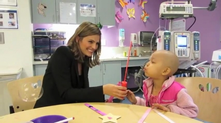 Palavras chave: cap;screencap;screen cap;2013;CHLA;visita;Children&#039;s Hospital Los Angeles;Children&#039;s Hospital LA;Stana Katic of ABC&#039;s Castle Blows Bubbles with Little Girl at Children&#039;s Hospital Los Angeles