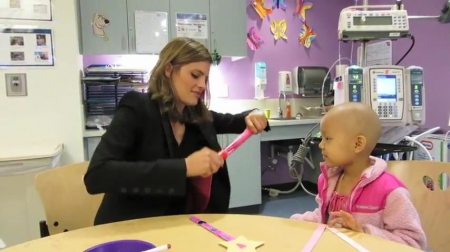 Palavras chave: cap;screencap;screen cap;2013;CHLA;visita;Children&#039;s Hospital Los Angeles;Children&#039;s Hospital LA;Stana Katic of ABC&#039;s Castle Blows Bubbles with Little Girl at Children&#039;s Hospital Los Angeles