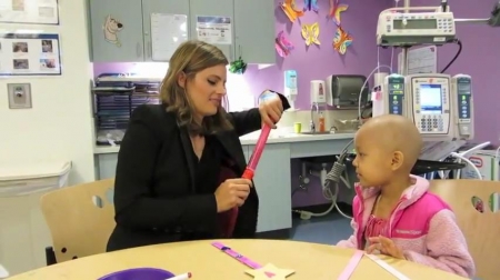 Palavras chave: cap;screencap;screen cap;2013;CHLA;visita;Children&#039;s Hospital Los Angeles;Children&#039;s Hospital LA;Stana Katic of ABC&#039;s Castle Blows Bubbles with Little Girl at Children&#039;s Hospital Los Angeles