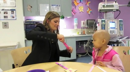 Palavras chave: cap;screencap;screen cap;2013;CHLA;visita;Children&#039;s Hospital Los Angeles;Children&#039;s Hospital LA;Stana Katic of ABC&#039;s Castle Blows Bubbles with Little Girl at Children&#039;s Hospital Los Angeles
