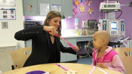 Palavras chave: cap;screencap;screen cap;2013;CHLA;visita;Children&#039;s Hospital Los Angeles;Children&#039;s Hospital LA;Stana Katic of ABC&#039;s Castle Blows Bubbles with Little Girl at Children&#039;s Hospital Los Angeles