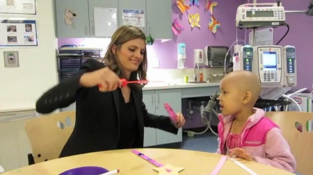 Palavras chave: cap;screencap;screen cap;2013;CHLA;visita;Children&#039;s Hospital Los Angeles;Children&#039;s Hospital LA;Stana Katic of ABC&#039;s Castle Blows Bubbles with Little Girl at Children&#039;s Hospital Los Angeles