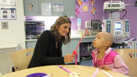 Palavras chave: cap;screencap;screen cap;2013;CHLA;visita;Children&#039;s Hospital Los Angeles;Children&#039;s Hospital LA;Stana Katic of ABC&#039;s Castle Blows Bubbles with Little Girl at Children&#039;s Hospital Los Angeles