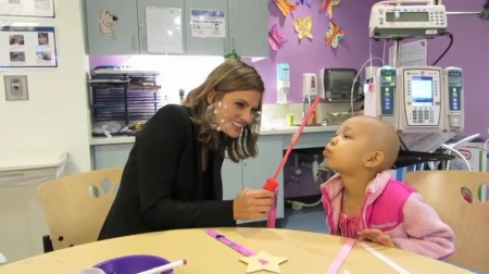 Palavras chave: cap;screencap;screen cap;2013;CHLA;visita;Children&#039;s Hospital Los Angeles;Children&#039;s Hospital LA;Stana Katic of ABC&#039;s Castle Blows Bubbles with Little Girl at Children&#039;s Hospital Los Angeles