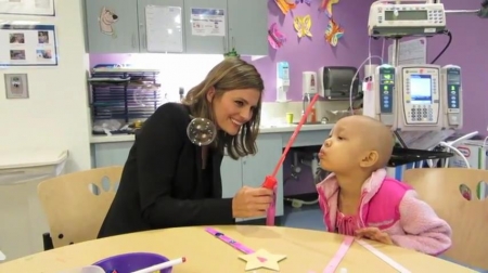 Palavras chave: cap;screencap;screen cap;2013;CHLA;visita;Children&#039;s Hospital Los Angeles;Children&#039;s Hospital LA;Stana Katic of ABC&#039;s Castle Blows Bubbles with Little Girl at Children&#039;s Hospital Los Angeles