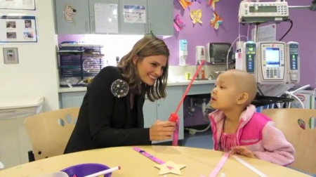 Palavras chave: cap;screencap;screen cap;2013;CHLA;visita;Children&#039;s Hospital Los Angeles;Children&#039;s Hospital LA;Stana Katic of ABC&#039;s Castle Blows Bubbles with Little Girl at Children&#039;s Hospital Los Angeles