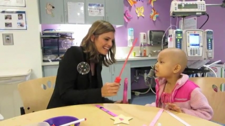 Palavras chave: cap;screencap;screen cap;2013;CHLA;visita;Children&#039;s Hospital Los Angeles;Children&#039;s Hospital LA;Stana Katic of ABC&#039;s Castle Blows Bubbles with Little Girl at Children&#039;s Hospital Los Angeles