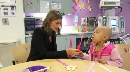 Palavras chave: cap;screencap;screen cap;2013;CHLA;visita;Children&#039;s Hospital Los Angeles;Children&#039;s Hospital LA;Stana Katic of ABC&#039;s Castle Blows Bubbles with Little Girl at Children&#039;s Hospital Los Angeles