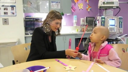Palavras chave: cap;screencap;screen cap;2013;CHLA;visita;Children&#039;s Hospital Los Angeles;Children&#039;s Hospital LA;Stana Katic of ABC&#039;s Castle Blows Bubbles with Little Girl at Children&#039;s Hospital Los Angeles