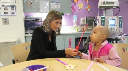 Palavras chave: cap;screencap;screen cap;2013;CHLA;visita;Children&#039;s Hospital Los Angeles;Children&#039;s Hospital LA;Stana Katic of ABC&#039;s Castle Blows Bubbles with Little Girl at Children&#039;s Hospital Los Angeles