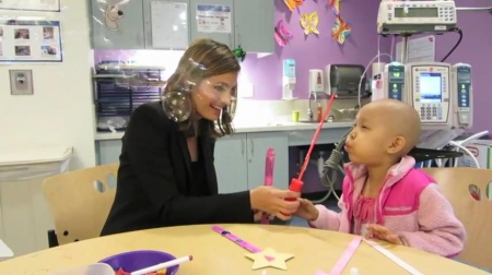Palavras chave: cap;screencap;screen cap;2013;CHLA;visita;Children&#039;s Hospital Los Angeles;Children&#039;s Hospital LA;Stana Katic of ABC&#039;s Castle Blows Bubbles with Little Girl at Children&#039;s Hospital Los Angeles