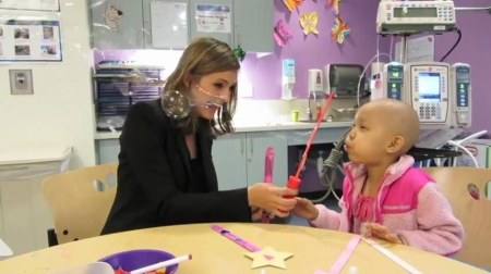 Palavras chave: cap;screencap;screen cap;2013;CHLA;visita;Children&#039;s Hospital Los Angeles;Children&#039;s Hospital LA;Stana Katic of ABC&#039;s Castle Blows Bubbles with Little Girl at Children&#039;s Hospital Los Angeles