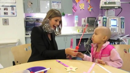 Palavras chave: cap;screencap;screen cap;2013;CHLA;visita;Children&#039;s Hospital Los Angeles;Children&#039;s Hospital LA;Stana Katic of ABC&#039;s Castle Blows Bubbles with Little Girl at Children&#039;s Hospital Los Angeles