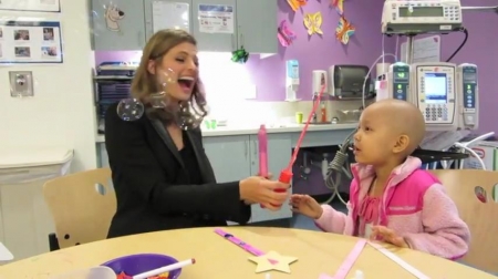 Palavras chave: cap;screencap;screen cap;2013;CHLA;visita;Children&#039;s Hospital Los Angeles;Children&#039;s Hospital LA;Stana Katic of ABC&#039;s Castle Blows Bubbles with Little Girl at Children&#039;s Hospital Los Angeles