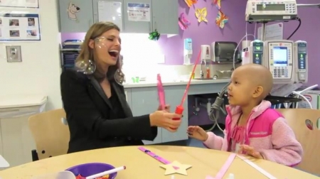 Palavras chave: cap;screencap;screen cap;2013;CHLA;visita;Children&#039;s Hospital Los Angeles;Children&#039;s Hospital LA;Stana Katic of ABC&#039;s Castle Blows Bubbles with Little Girl at Children&#039;s Hospital Los Angeles