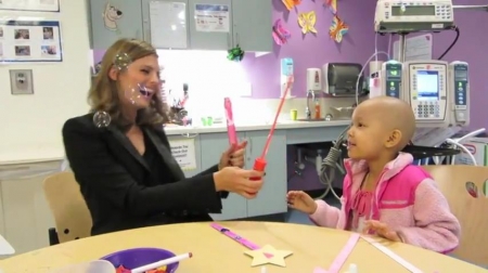 Palavras chave: cap;screencap;screen cap;2013;CHLA;visita;Children&#039;s Hospital Los Angeles;Children&#039;s Hospital LA;Stana Katic of ABC&#039;s Castle Blows Bubbles with Little Girl at Children&#039;s Hospital Los Angeles