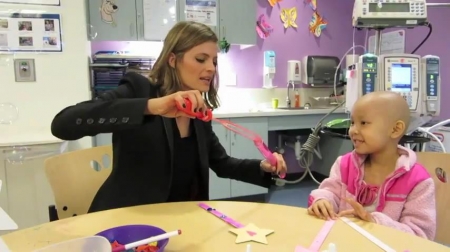 Palavras chave: cap;screencap;screen cap;2013;CHLA;visita;Children&#039;s Hospital Los Angeles;Children&#039;s Hospital LA;Stana Katic of ABC&#039;s Castle Blows Bubbles with Little Girl at Children&#039;s Hospital Los Angeles