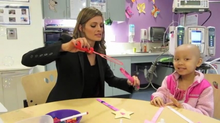 Palavras chave: cap;screencap;screen cap;2013;CHLA;visita;Children&#039;s Hospital Los Angeles;Children&#039;s Hospital LA;Stana Katic of ABC&#039;s Castle Blows Bubbles with Little Girl at Children&#039;s Hospital Los Angeles