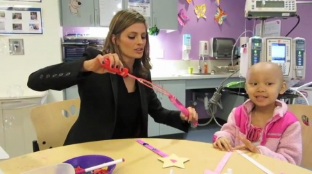 Palavras chave: cap;screencap;screen cap;2013;CHLA;visita;Children&#039;s Hospital Los Angeles;Children&#039;s Hospital LA;Stana Katic of ABC&#039;s Castle Blows Bubbles with Little Girl at Children&#039;s Hospital Los Angeles