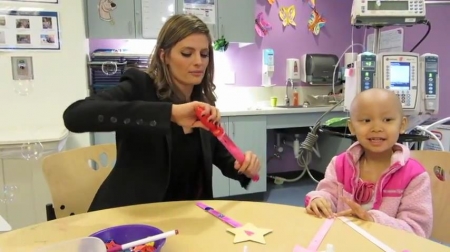Palavras chave: cap;screencap;screen cap;2013;CHLA;visita;Children&#039;s Hospital Los Angeles;Children&#039;s Hospital LA;Stana Katic of ABC&#039;s Castle Blows Bubbles with Little Girl at Children&#039;s Hospital Los Angeles