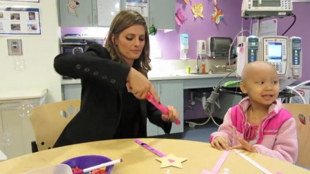 Palavras chave: cap;screencap;screen cap;2013;CHLA;visita;Children&#039;s Hospital Los Angeles;Children&#039;s Hospital LA;Stana Katic of ABC&#039;s Castle Blows Bubbles with Little Girl at Children&#039;s Hospital Los Angeles