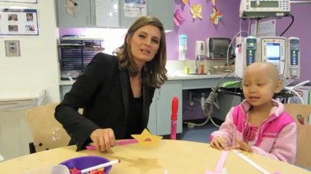 Palavras chave: cap;screencap;screen cap;2013;CHLA;visita;Children&#039;s Hospital Los Angeles;Children&#039;s Hospital LA;Stana Katic of ABC&#039;s Castle Blows Bubbles with Little Girl at Children&#039;s Hospital Los Angeles