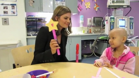Palavras chave: cap;screencap;screen cap;2013;CHLA;visita;Children&#039;s Hospital Los Angeles;Children&#039;s Hospital LA;Stana Katic of ABC&#039;s Castle Blows Bubbles with Little Girl at Children&#039;s Hospital Los Angeles
