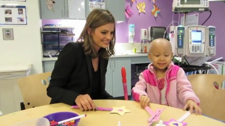 Palavras chave: cap;screencap;screen cap;2013;CHLA;visita;Children&#039;s Hospital Los Angeles;Children&#039;s Hospital LA;Stana Katic of ABC&#039;s Castle Blows Bubbles with Little Girl at Children&#039;s Hospital Los Angeles