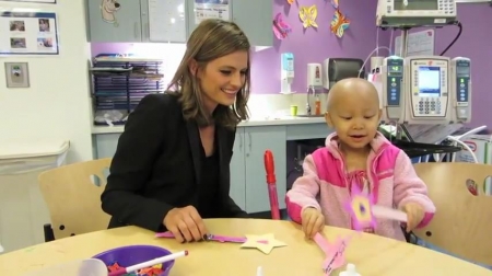 Palavras chave: cap;screencap;screen cap;2013;CHLA;visita;Children&#039;s Hospital Los Angeles;Children&#039;s Hospital LA;Stana Katic of ABC&#039;s Castle Blows Bubbles with Little Girl at Children&#039;s Hospital Los Angeles