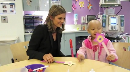 Palavras chave: cap;screencap;screen cap;2013;CHLA;visita;Children&#039;s Hospital Los Angeles;Children&#039;s Hospital LA;Stana Katic of ABC&#039;s Castle Blows Bubbles with Little Girl at Children&#039;s Hospital Los Angeles