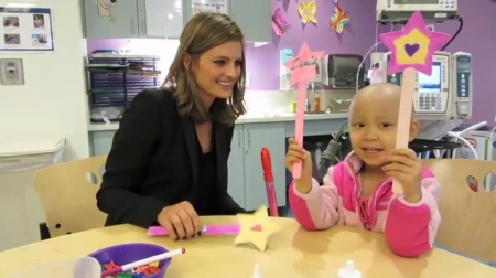 Palavras chave: cap;screencap;screen cap;2013;CHLA;visita;Children&#039;s Hospital Los Angeles;Children&#039;s Hospital LA;Stana Katic of ABC&#039;s Castle Blows Bubbles with Little Girl at Children&#039;s Hospital Los Angeles
