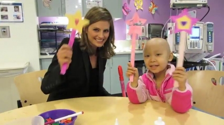Palavras chave: cap;screencap;screen cap;2013;CHLA;visita;Children&#039;s Hospital Los Angeles;Children&#039;s Hospital LA;Stana Katic of ABC&#039;s Castle Blows Bubbles with Little Girl at Children&#039;s Hospital Los Angeles