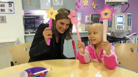 Palavras chave: cap;screencap;screen cap;2013;CHLA;visita;Children&#039;s Hospital Los Angeles;Children&#039;s Hospital LA;Stana Katic of ABC&#039;s Castle Blows Bubbles with Little Girl at Children&#039;s Hospital Los Angeles