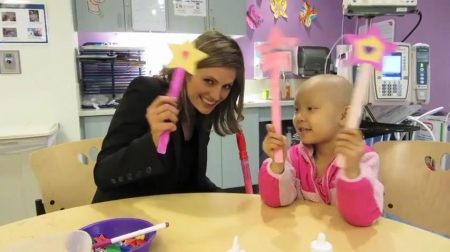 Palavras chave: cap;screencap;screen cap;2013;CHLA;visita;Children&#039;s Hospital Los Angeles;Children&#039;s Hospital LA;Stana Katic of ABC&#039;s Castle Blows Bubbles with Little Girl at Children&#039;s Hospital Los Angeles