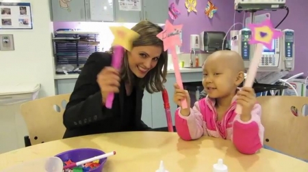 Palavras chave: cap;screencap;screen cap;2013;CHLA;visita;Children&#039;s Hospital Los Angeles;Children&#039;s Hospital LA;Stana Katic of ABC&#039;s Castle Blows Bubbles with Little Girl at Children&#039;s Hospital Los Angeles