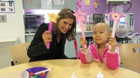 Palavras chave: cap;screencap;screen cap;2013;CHLA;visita;Children&#039;s Hospital Los Angeles;Children&#039;s Hospital LA;Stana Katic of ABC&#039;s Castle Blows Bubbles with Little Girl at Children&#039;s Hospital Los Angeles