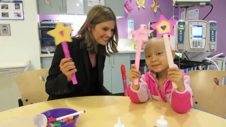 Palavras chave: cap;screencap;screen cap;2013;CHLA;visita;Children&#039;s Hospital Los Angeles;Children&#039;s Hospital LA;Stana Katic of ABC&#039;s Castle Blows Bubbles with Little Girl at Children&#039;s Hospital Los Angeles
