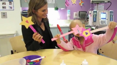 Palavras chave: cap;screencap;screen cap;2013;CHLA;visita;Children&#039;s Hospital Los Angeles;Children&#039;s Hospital LA;Stana Katic of ABC&#039;s Castle Blows Bubbles with Little Girl at Children&#039;s Hospital Los Angeles