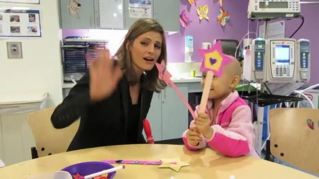 Palavras chave: cap;screencap;screen cap;2013;CHLA;visita;Children&#039;s Hospital Los Angeles;Children&#039;s Hospital LA;Stana Katic of ABC&#039;s Castle Blows Bubbles with Little Girl at Children&#039;s Hospital Los Angeles