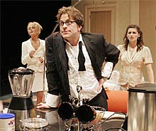 Palavras chave: TEATRO;PRIVATE FITTINGS;2005;YVONNE